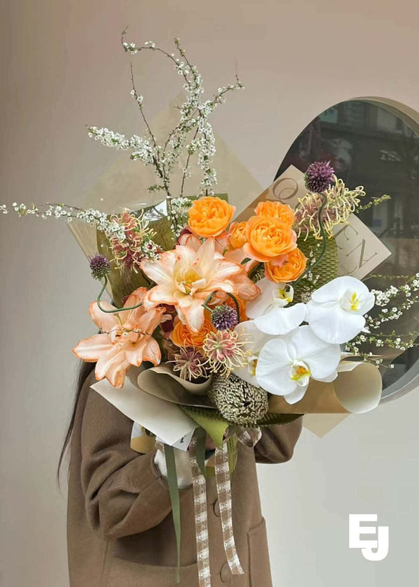 Mixed Luxe Flowers Bunch With Fair Light