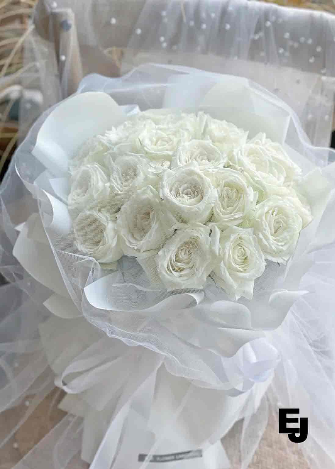 Fairy Light White Rose Bouquet – EVITA.J Flowers Bunch